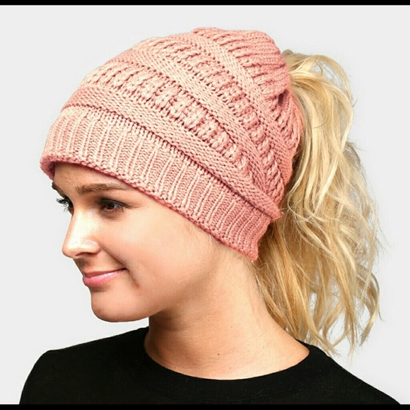 Accessories - 💕Ponytail knit beanie.